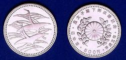 五百円白銅貨幣の表面と裏面の図柄