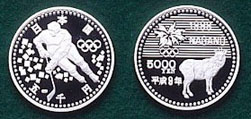 五千円銀貨幣の表面と裏面の図柄