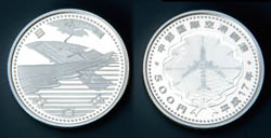 五百円銀貨幣の表面と裏面の図柄