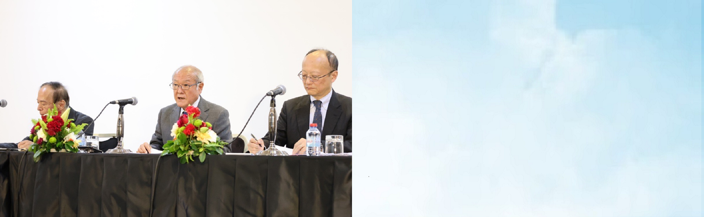 財務大臣、日本銀行総裁共同記者会見の様子