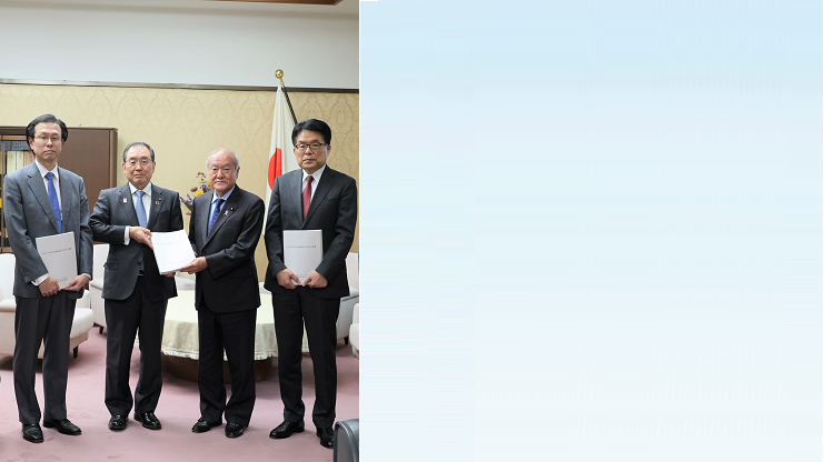 建議を受け取る鈴木大臣