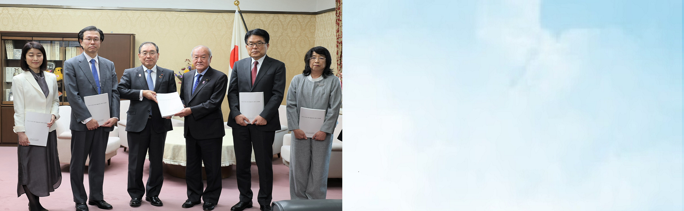 建議を受け取る鈴木大臣