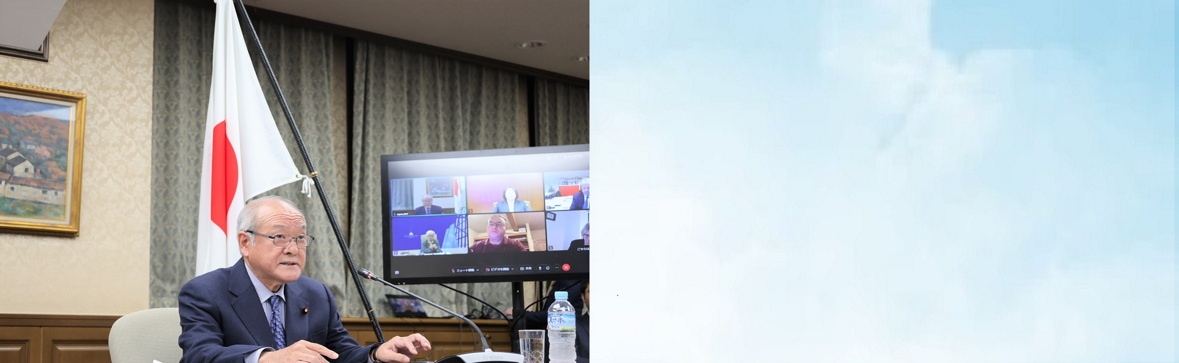 会議にオンライン参加する鈴木大臣