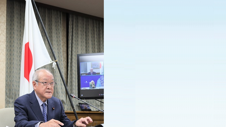 会議にオンライン参加する鈴木大臣