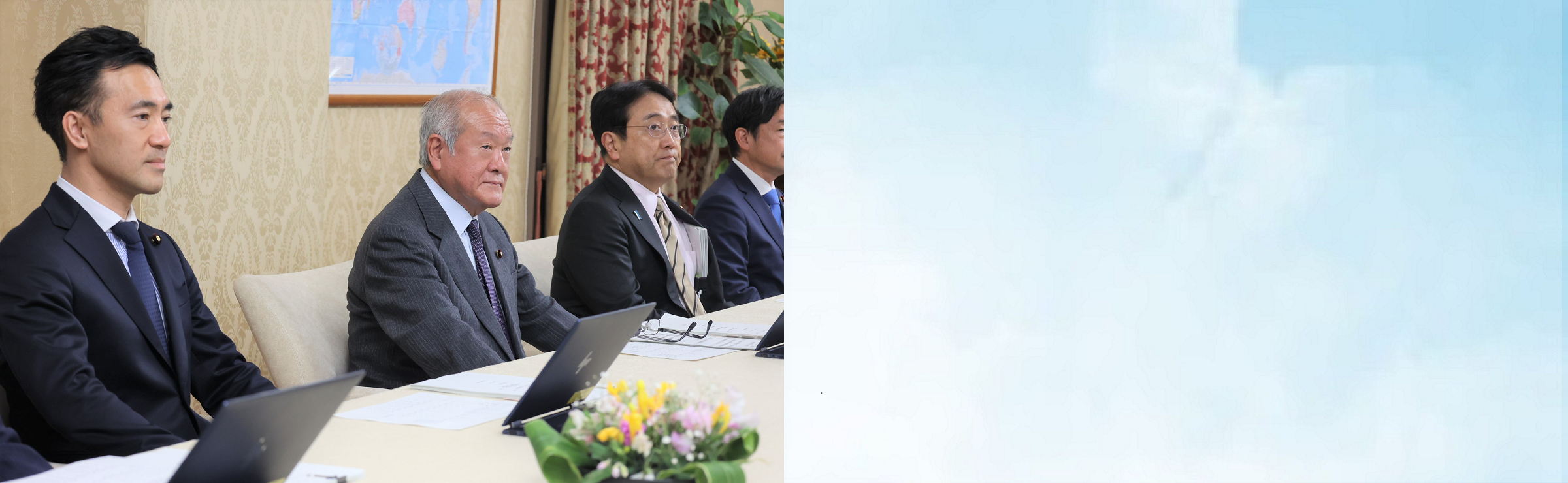 省議に参加する鈴木大臣