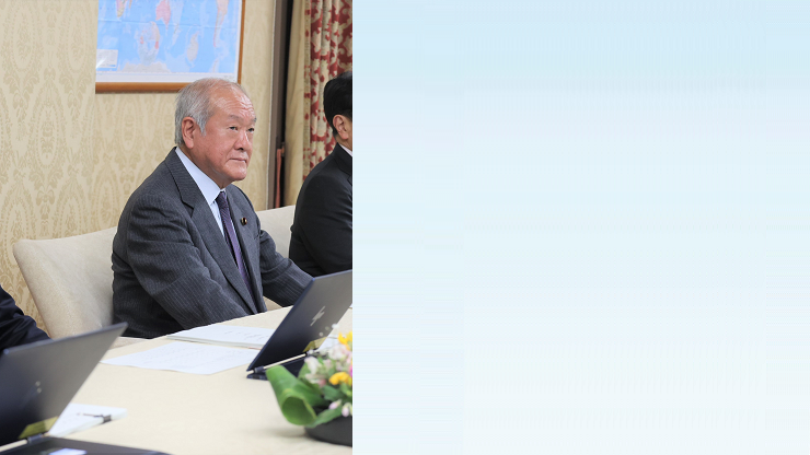 省議に参加する鈴木大臣