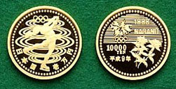 一万円金貨幣の表面と裏面の図柄