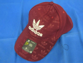 商標権を侵害する帽子の写真