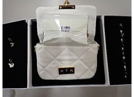 （バッグを開披すると内容物を発見）の写真