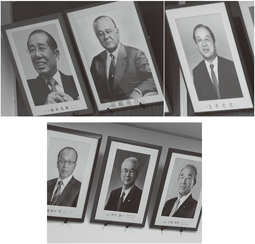 瓊林会館内に飾ってある瓊林会歴代会長の写真（全体の一部を筆者撮影）。歴代会長が社長（頭取）・会長を務めていた企業として、直近6代では、大和証券、田崎真珠、アサヒビール、十八銀行、岡三証券、TOTOといった社名が並ぶ。