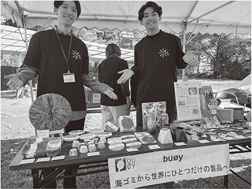 会場外での学部ゼミ生による出店。筆者撮影。