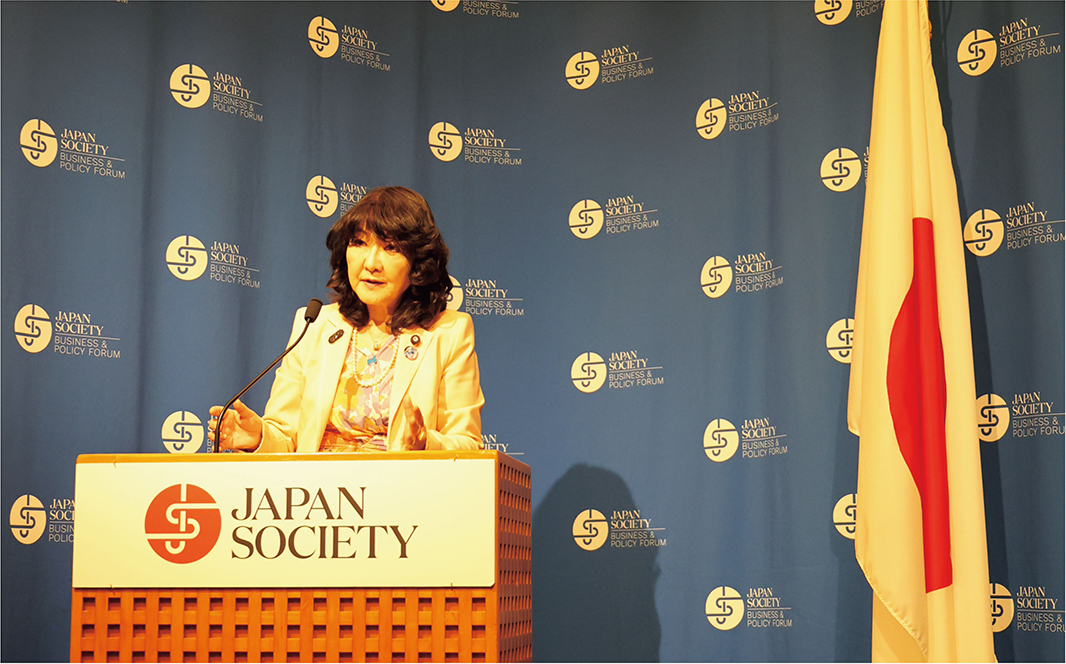 ジャパン・ソサエティにて講演を行う片山財務大臣（4月18日、於：アメリカ・ニューヨーク）