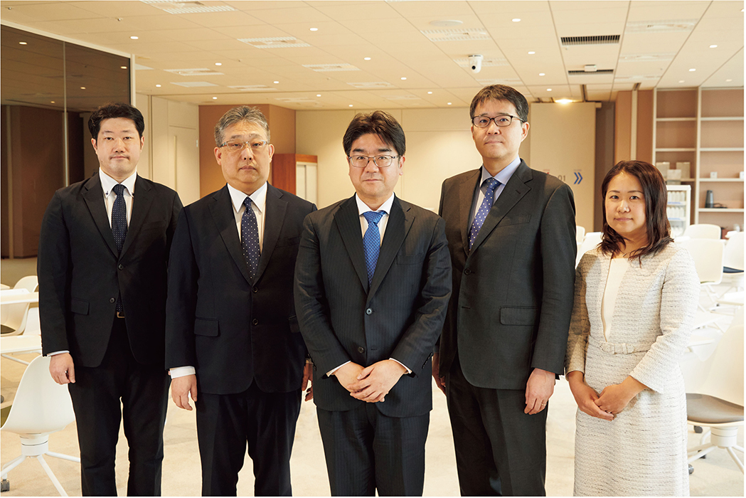 写真1　左から三人目が石川智久さん