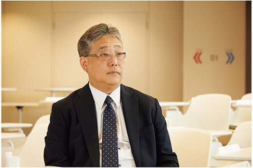 写真4　大臣官房　総合政策課　課長　坂本成範