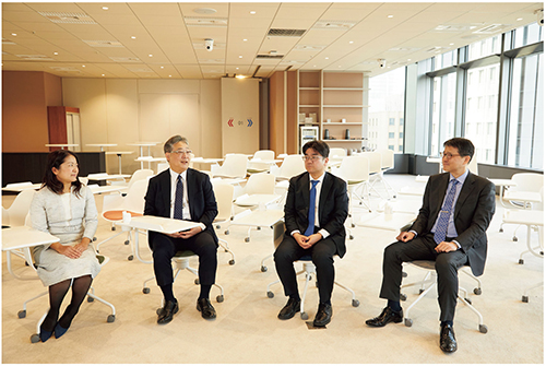 写真6　左から三人目が石川智久さん