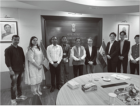 【写真2】インド財務省との面会。写真中央右から、津田夏樹国庫課長(現国際局地域協力課長)、見浦充係長、筆者、長谷川典史書記官(在インド日本大使館)
