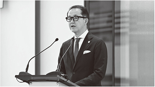 写真：AREO公表会見で挨拶をする著者