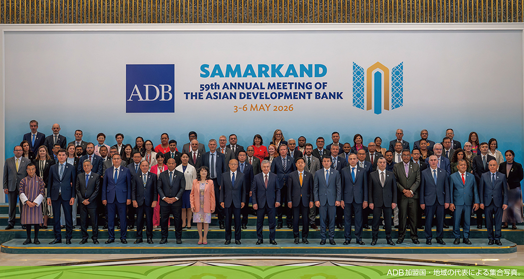 ADB加盟国・地域の代表による集合写真。