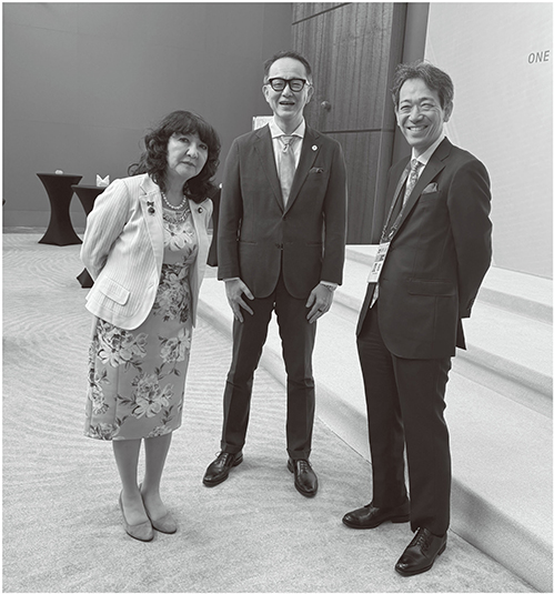 写真2:会議前に懇談する片山財務大臣、著者、三村敦財務官(左から)