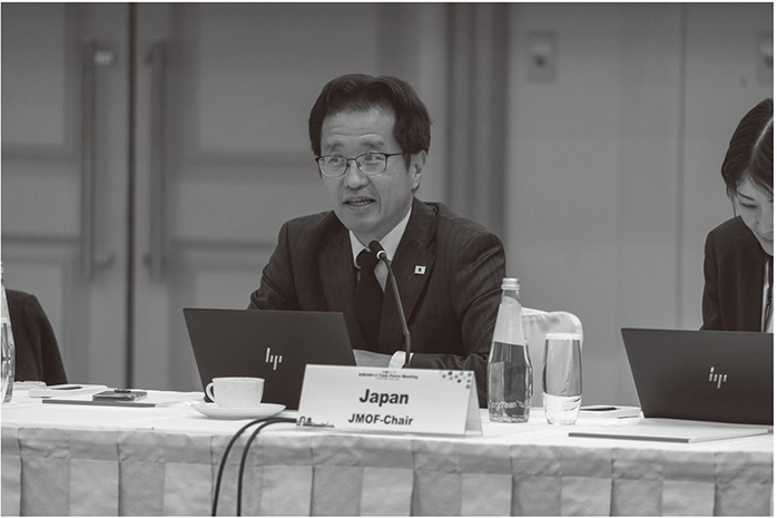 タスクフォース会合の共同議長として発言を行う西方副財務官（中央）と筆者（右）。
