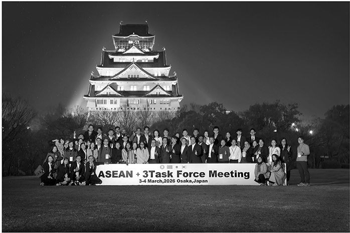 タスクフォース会合後の集合写真。