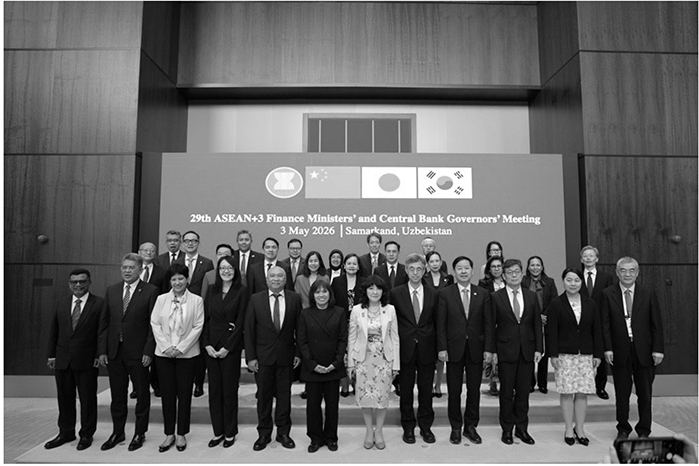 第29回ASEAN＋3財務大臣・中央銀行総裁代理会議の大臣集合写真。