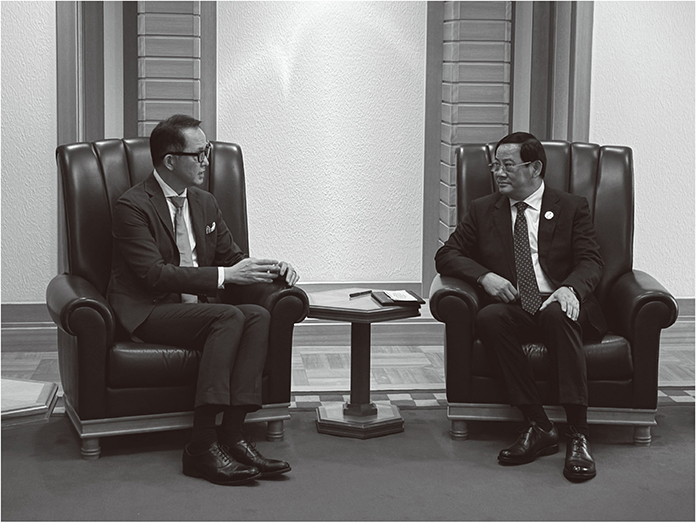 写真3　ラオスのソーンサイ首相と著者の面会