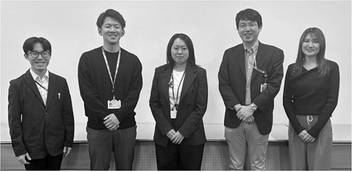 写真左から順に篠原　裕晶　係員（令和4年本省入省。）【司会】　宇津野翔大　研究員（令和5年明治安田（相）入社。）　酒井　花野　研究員（令和3年（株）NTTデータ入社。）　別所　範優　研究員（令和5年西日本旅客鉄道（株）入社。）　後藤可那子　係員（令和2年福岡財務支局入局。）