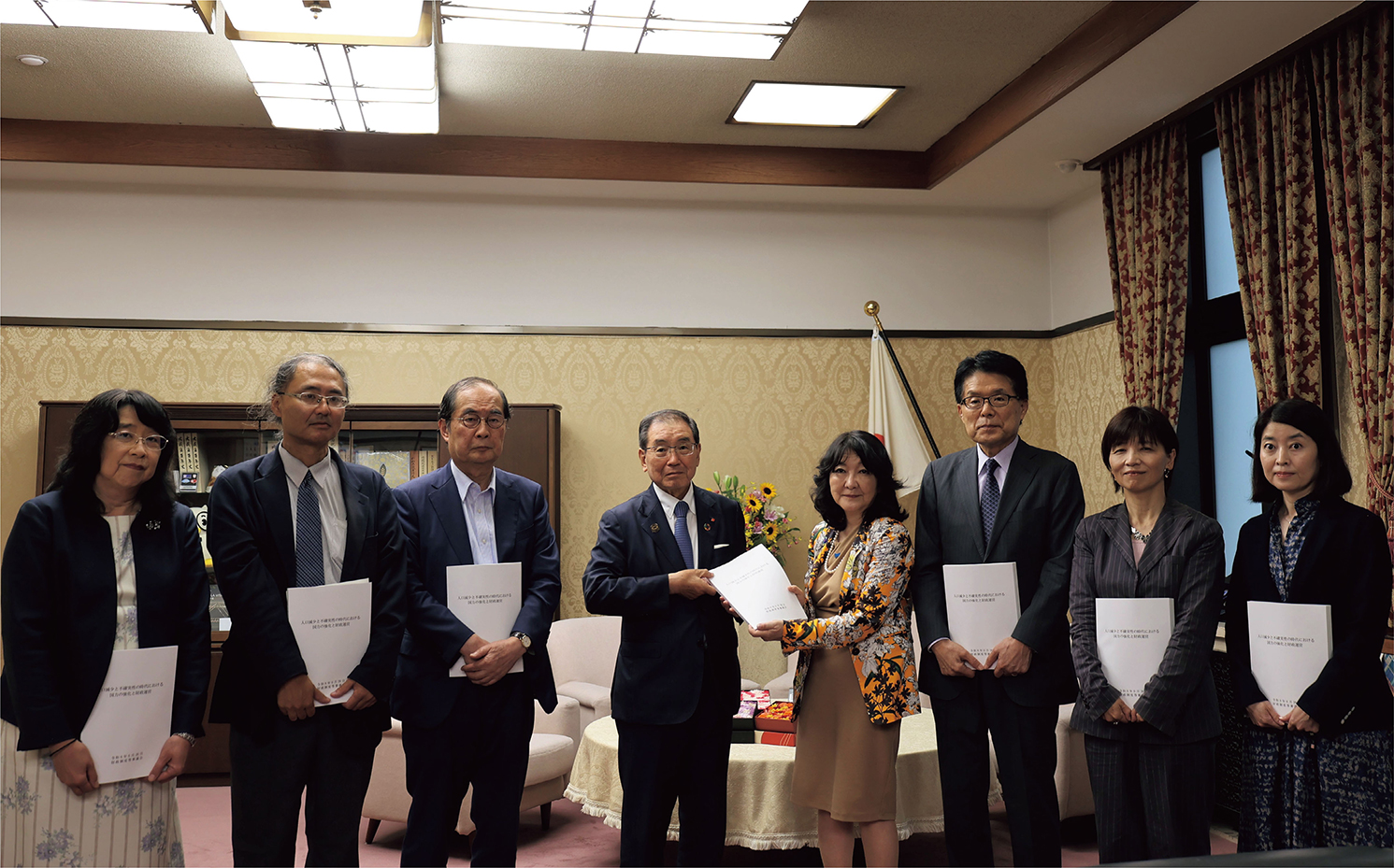 財政制度等審議会　建議の手交を受ける片山大臣（６月２６日）