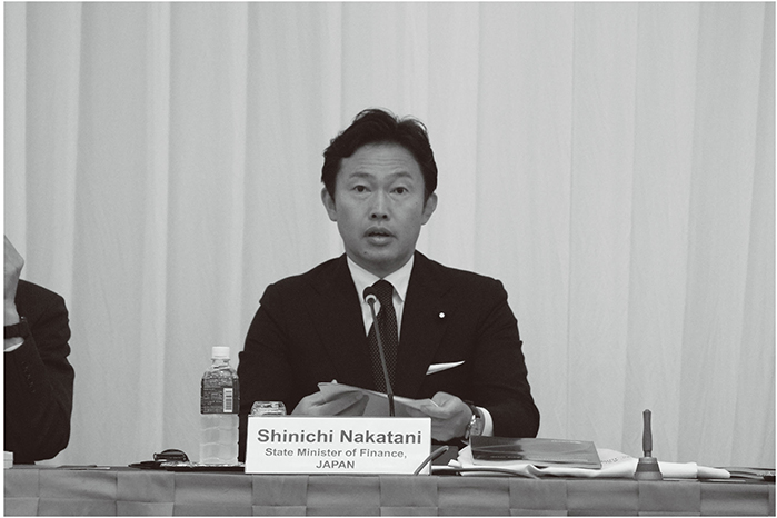 （写真1）会合冒頭、基調講演を行う中谷財務副大臣