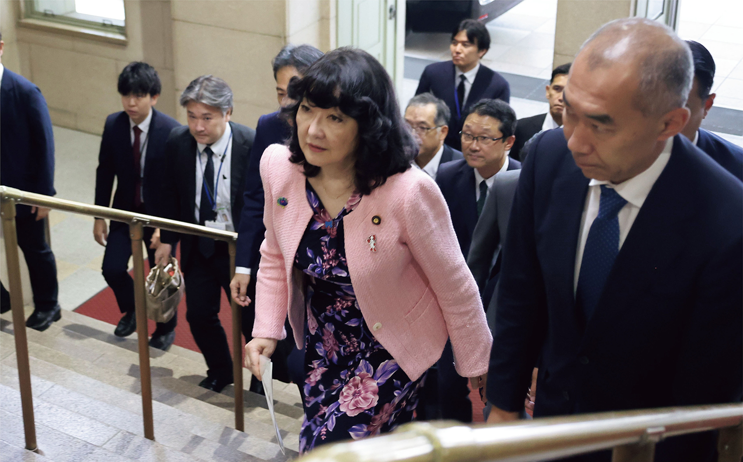 第２次高市改造内閣にて留任され初登庁する片山大臣（９月１７日）