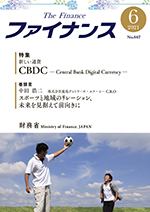 財務省広報誌「ファイナンス」令和3年6月号表紙写真「ボールを取り合う親子」