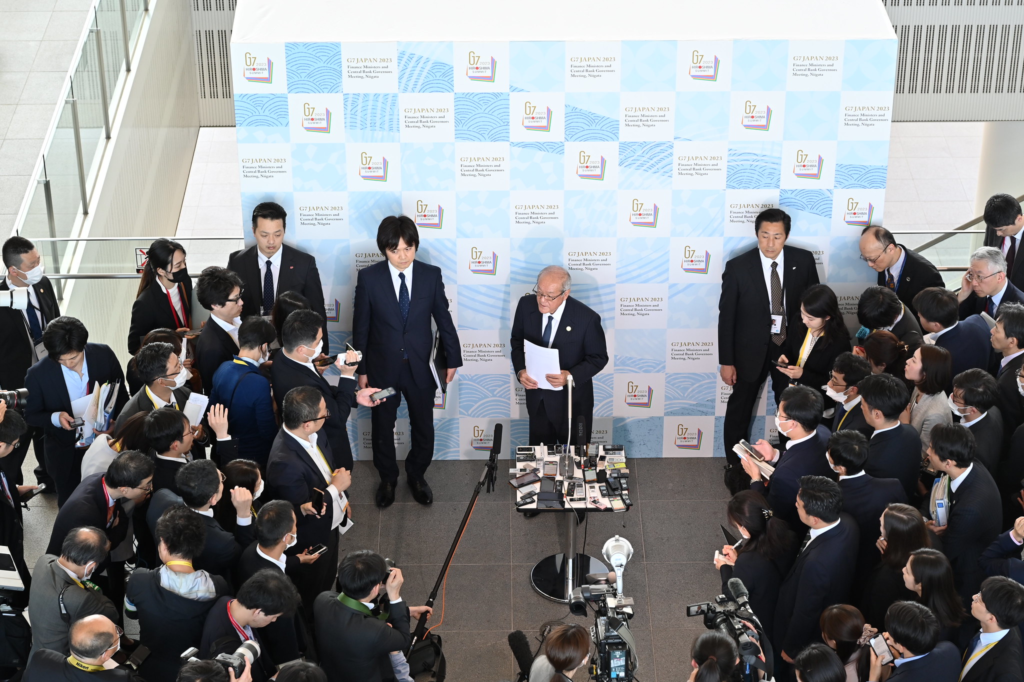 大臣ぶら下がり記者会見の様子②（5月11日）