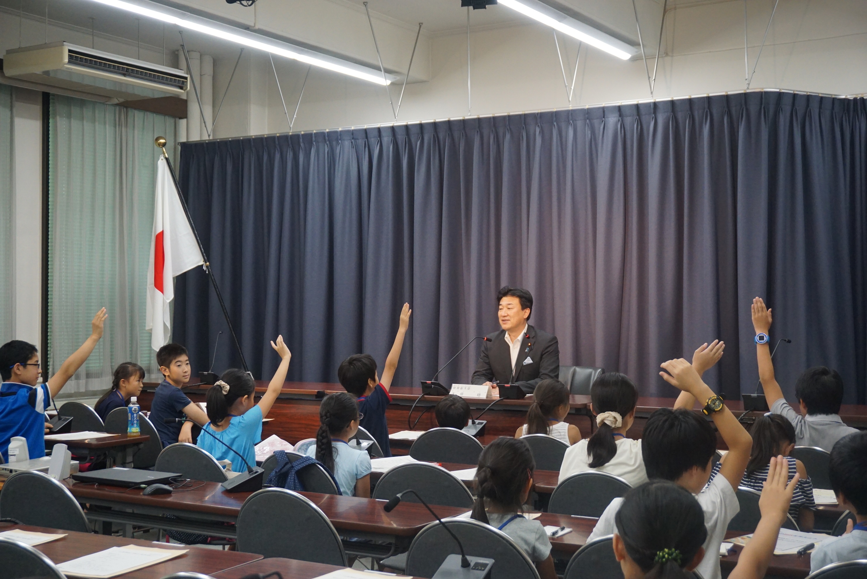 こども霞が関見学デーの写真（記者会見室）