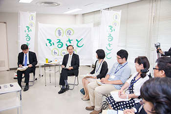 20130628車座ふるさとトーク（in 岡山）で参加者の質問に応える山口副大臣の写真