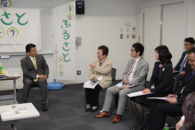 20140315車座ふるさとトークin大分で参加者から質問を受ける古川副大臣の写真
