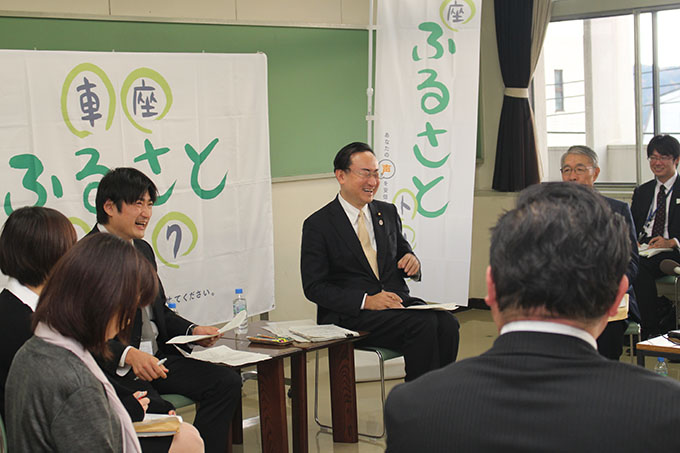 20151130車座ふるさとトークin青梅、参加者からの質問に応える岡田副大臣の写真