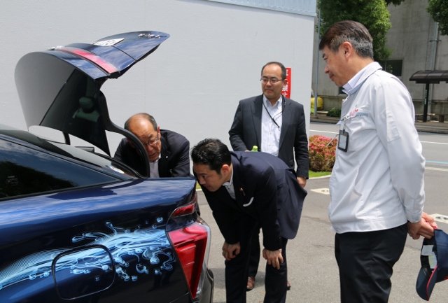 燃料電池車の説明を受ける大塚副大臣の写真(トヨタ)