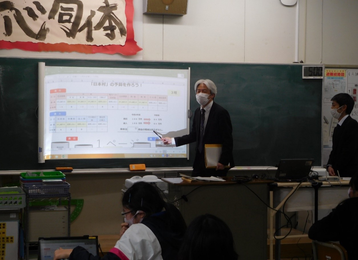 発表に対しコメントする様子（豊田市立小渡小学校）
