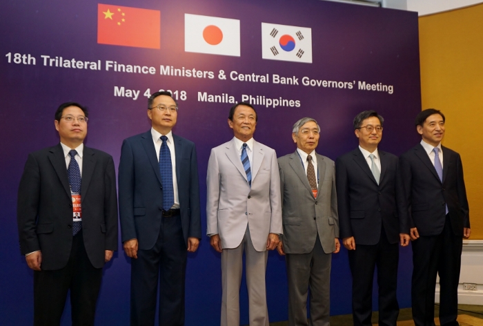 日中韓財務大臣・中央銀行総裁会議ファミリーフォトの写真